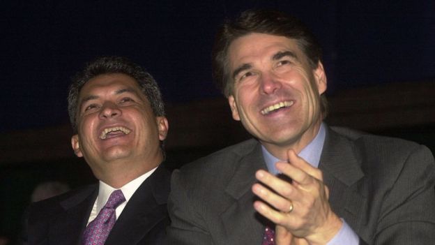 Al lado derecho Tomás Yarrington, exgobernador de Tamaulipas. Estuvo prófugo 5 años.