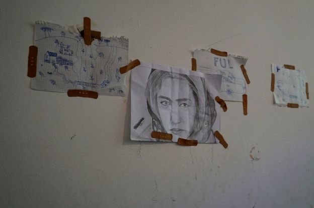 Detalle de los dibujos pegados en la pared de la habitación de Roberto Luis Beltrán, Tania Pérez Mederos y su familia en Adasevci, Serbia.