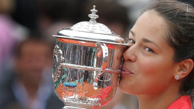 Ivanovic levanta la copa de Roland Garros en 2008.