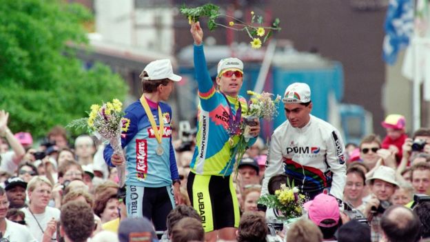 ciclistas celebran en el podio