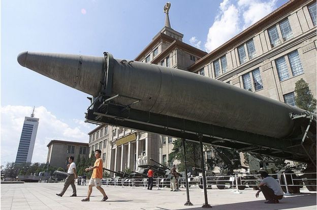 Un misil es exhibido el patio del Museo Militar de Beijing, el 5 de septiembre de 2001.