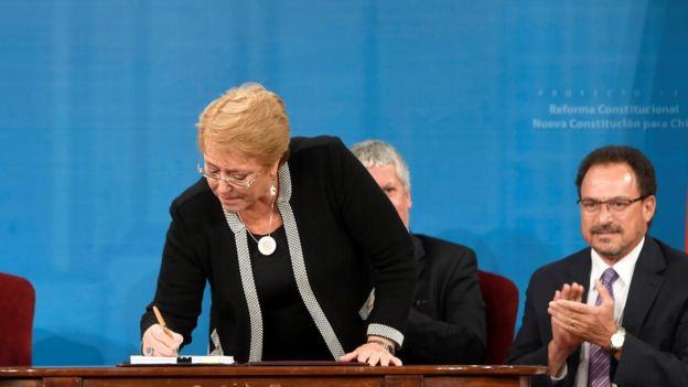 Bachelet firma el nuevo proyecto de Constitución.