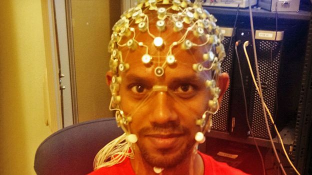 Hombre con electrodos en la cabeza.