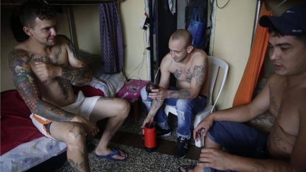 Reclusos en Punta de Rieles comparten un mate