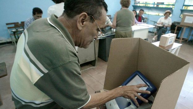 Un hombre vota en Venezuela