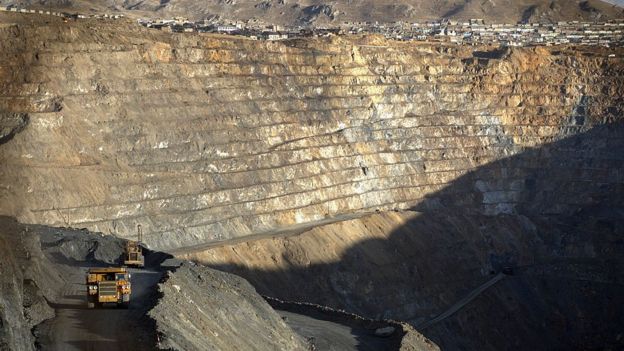 Un tractor entra a una mina a tajo abierto en Perú