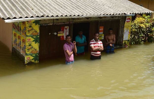 அந்த பகுதிகளிலுள்ள குடியிருப்பாளர்கள் மற்றும் அவ் வழியாக போக்குவரத்து செய்வோர் அவதானத்துடன் இருக்குமாறு அறிவுறுத்தப்பட்டுள்ளனர்.