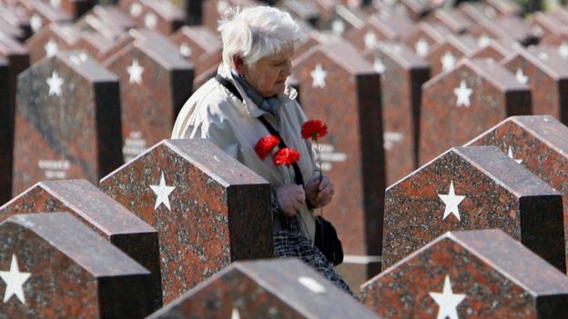 Una mujer pasea por entre las tumbas de soldados durante la Segunda Guerra en un cementerio de Moscú.