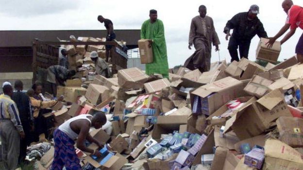 Funcionarios descargan cajas de fármacos falsos para su destrucción en Lagos, Nigeria