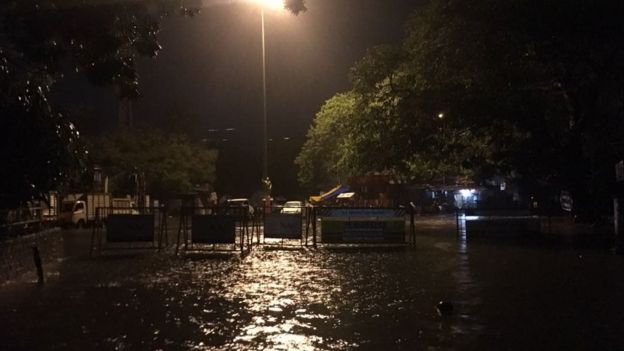 மின் இணைப்பு இல்லை; சாலை எங்கும் வெள்ளம்: நள்ளிரவில் தவித்த சென்னைவாசிகள்