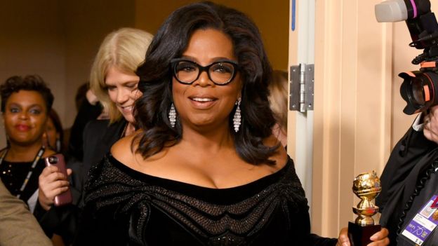 Oprah Winfry akitabasamu baada ya hotuba yake katika tuzo za Golden Globe