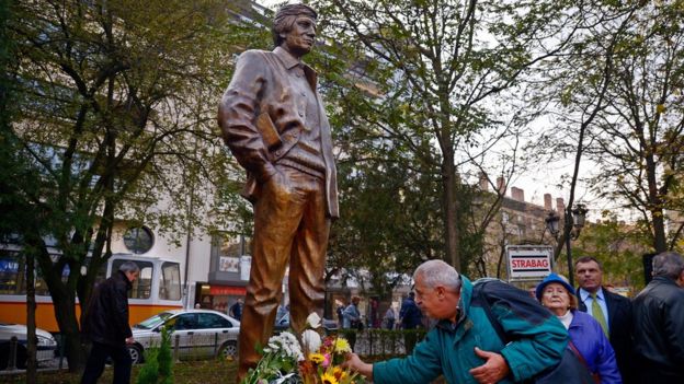 Estatua en honor de Georgi Markov en Sofía.