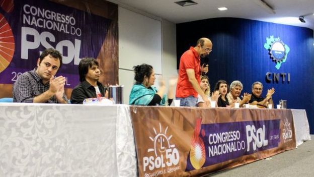 militantes do PSOL em mesa durante congresso nacional do partido