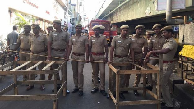 தி சென்னை சில்க்ஸ் சுற்றியுள்ள பகுதியில் கடும் போலீஸ் பாதுகாப்பு போடப்பட்டுள்ளது.