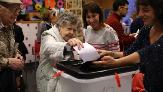 Una mujer participa en el referéndum catalán.