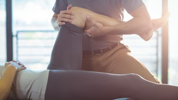 Un fisioterapeuta tratado la pieran y rodilla de una persona