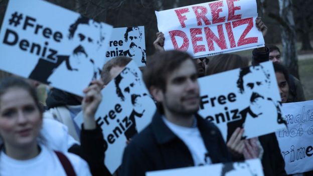 Almanya'da Deniz Yücel'in serbest bırakılması için yapılan gösterilerden bir kare