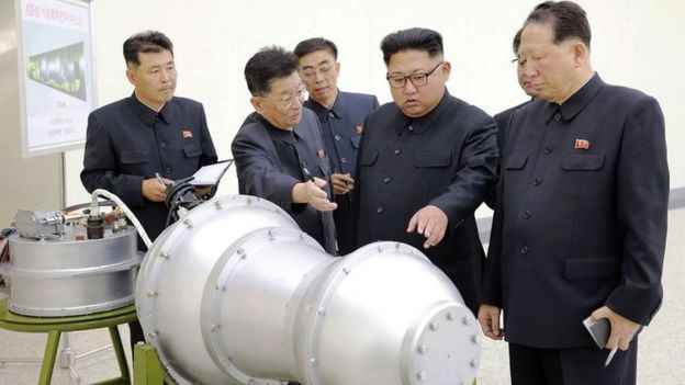 Rais wa Korea Kaskazini Kim Jong-un, (katikati) akipokea maelekezo ya namna bomu hilo linavyofanya kazi