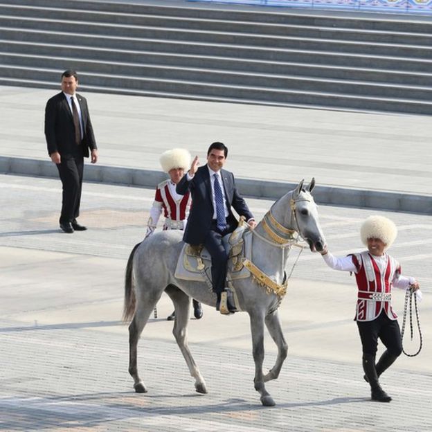 Berdymukhamedov en un desfile