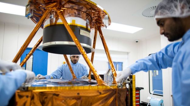 مهندسون يعملون في بحوث مسبار الإمارات الفضائي