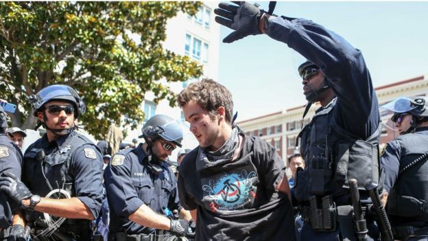 Cảnh sát bắt giữ một người biểu tình tại Công viên Martin L.King Jr. của thành phố Berkeley.
