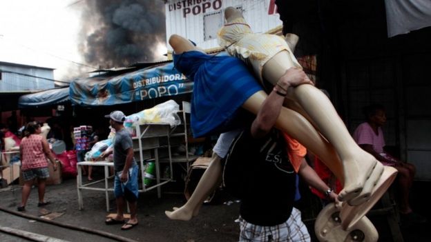 Un hombre carga un maniquí
