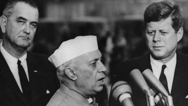 Phó Tổng thống Hoa Kỳ Lyndon Johnson (trái) và Tổng thống JF Kennedy (phải) đón Thủ tướng Nehru của Ấn Độ thăm Hoa Kỳ