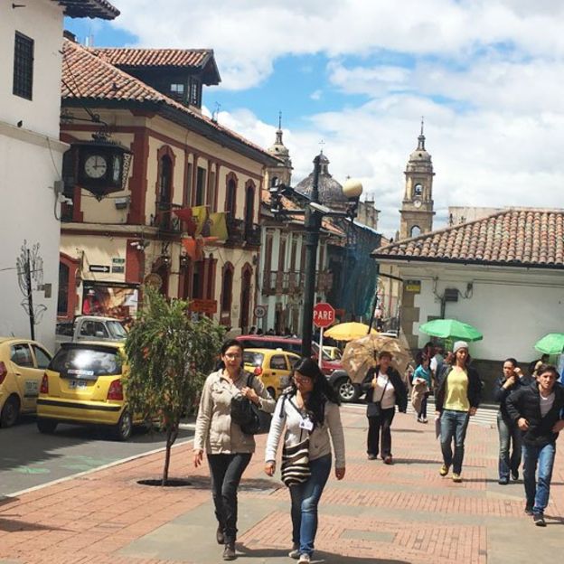 Mujeres caminando en una plaza de Bogotá