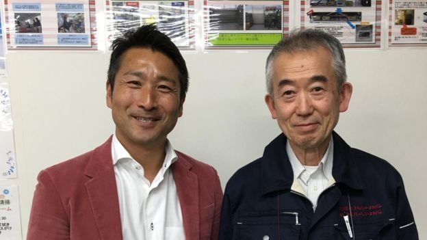Yoshihiko Kunihiro (trái) nói 10% lực lượng nhân công của ông, giống Nakao Sugiyama (phải) đã ngoài tuổi 60