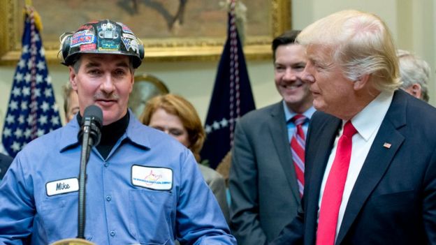 Trump prometió crear más empleos para los mineros de carbón en Estados Unidos.