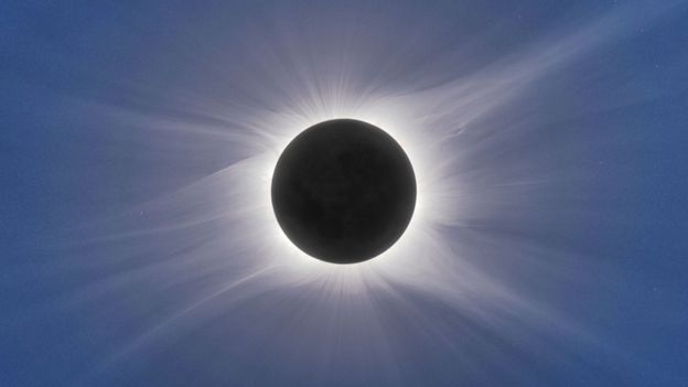 Eclipse. El Sol está cubierto y se ve la atmósfera solar, la corona