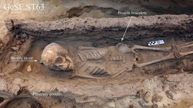 عثر في القبر الثاني على طفل بعمر بين 6 إلى 9 سنوات وضع داخل تابوت خشبي