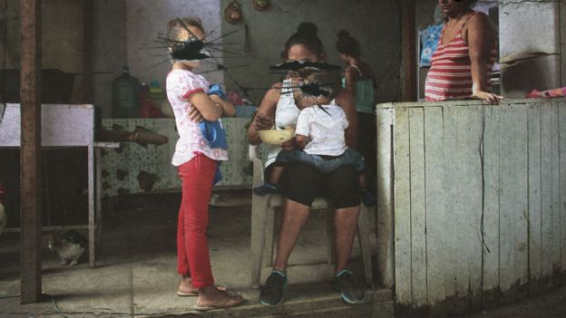 Mulheres e crianças em Rivera Hernández, em San Pedro Sula, Honduras