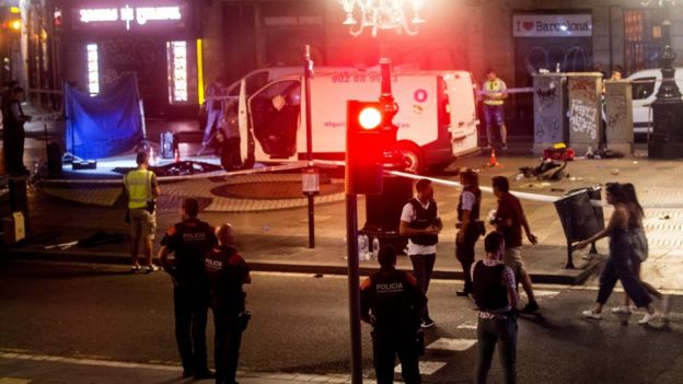 الشرطة الإسبانية "تحبط هجوما ثانيا" بعد مقتل 13 شخصا في برشلونة _97430547_mediaitem97430476