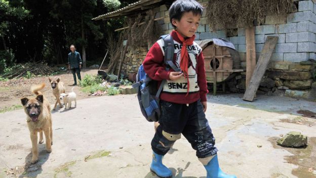 Niño en un poblado rural en China