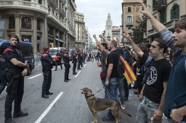 Người biểu tình chặn đường ngoài đồn cảnh sát ở Barcelona