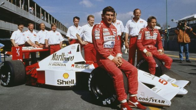 Ayrton Senna y el equipo de McLaren en 1990