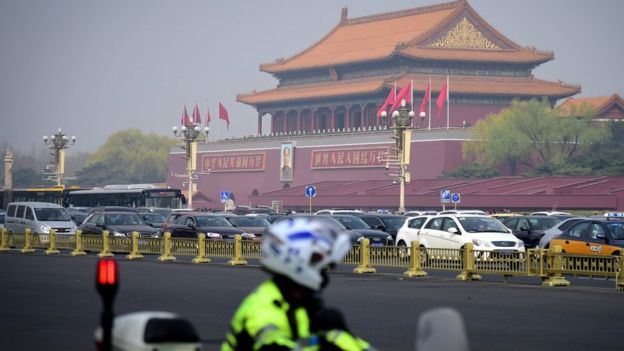 Polis memuru Tiananmen Meydanı'nda bekliyor, 27 Mart 2018