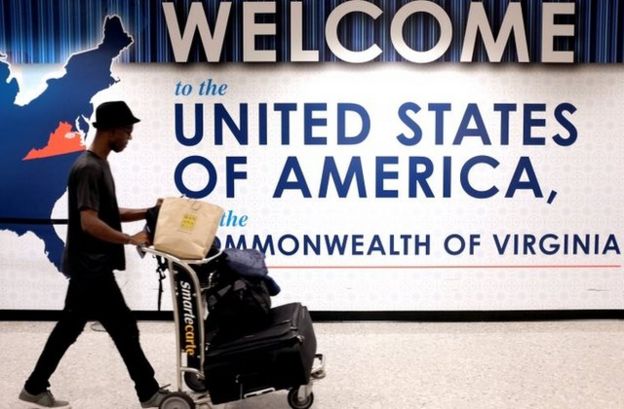 Un pasajero con maletas en un aeropuerto de Estados Unidos.