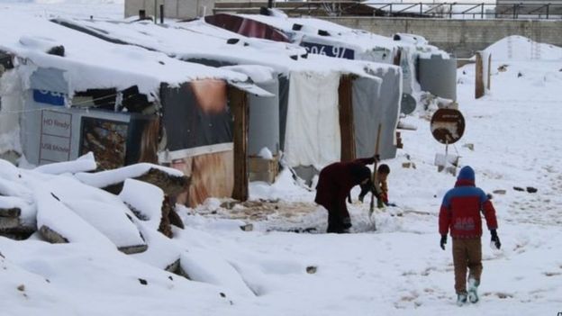 குளிரில் 10 அகதிகள் பலி