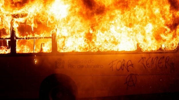 Ônibus queimado em manifestação no Rio de Janeiro, em 28 de abril