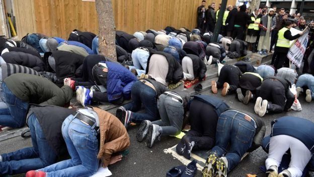 سياسيون فرنسيون يحتجون على أداء المسلمين صلاة الجمعة في الشوارع _98711947_3bd8dd24-dcee-4318-a143-4279b07cf6de