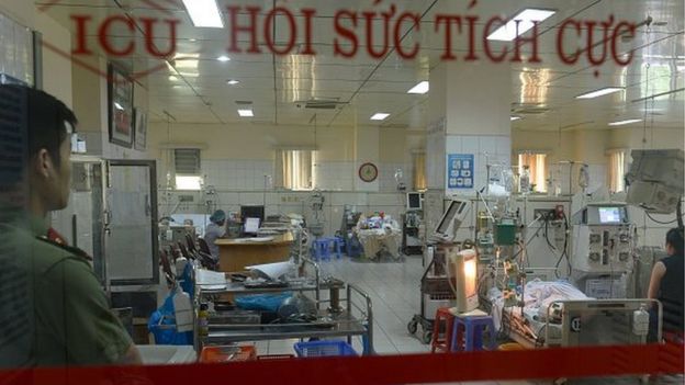 Bệnh nhân Nguyễn Thị Bích Nguyên (giường bên phải) trong phòng Hồi sức cấp cứu ở Bệnh viện Đa khoa Hòa Bình