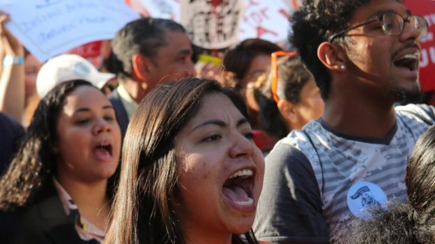 Jóvenes gritan consignas en una protesta a favor de mantener DACA.