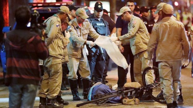 Un hombre yace muerto cerca del estadio Maracaná.