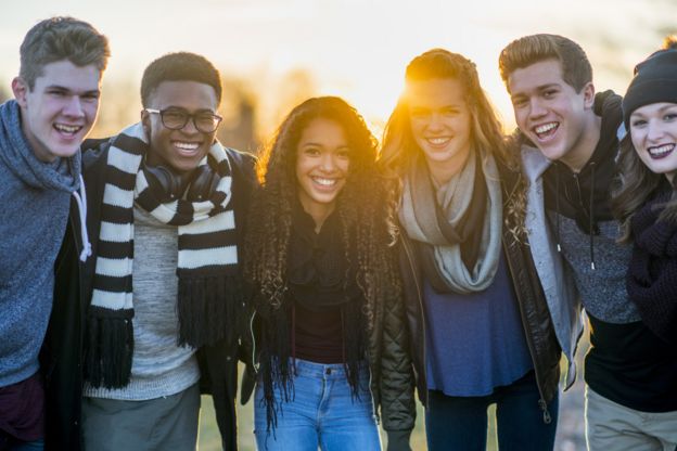 Un grupo de jóvenes