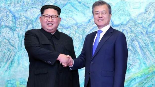 Pese a los zapatos altos, Kim parece ser de menor estatura que su par surcoreano. Foto: AFP