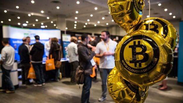 Balões com motivo de bitcoin
