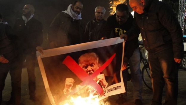 Palestinos queimam foto de Trump