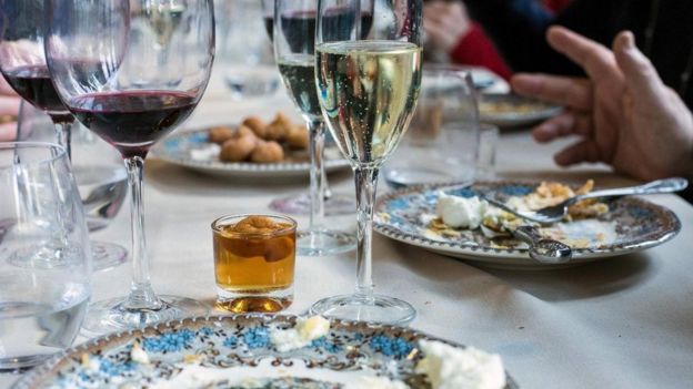 مائدة عليها أطعمة ومشروبات